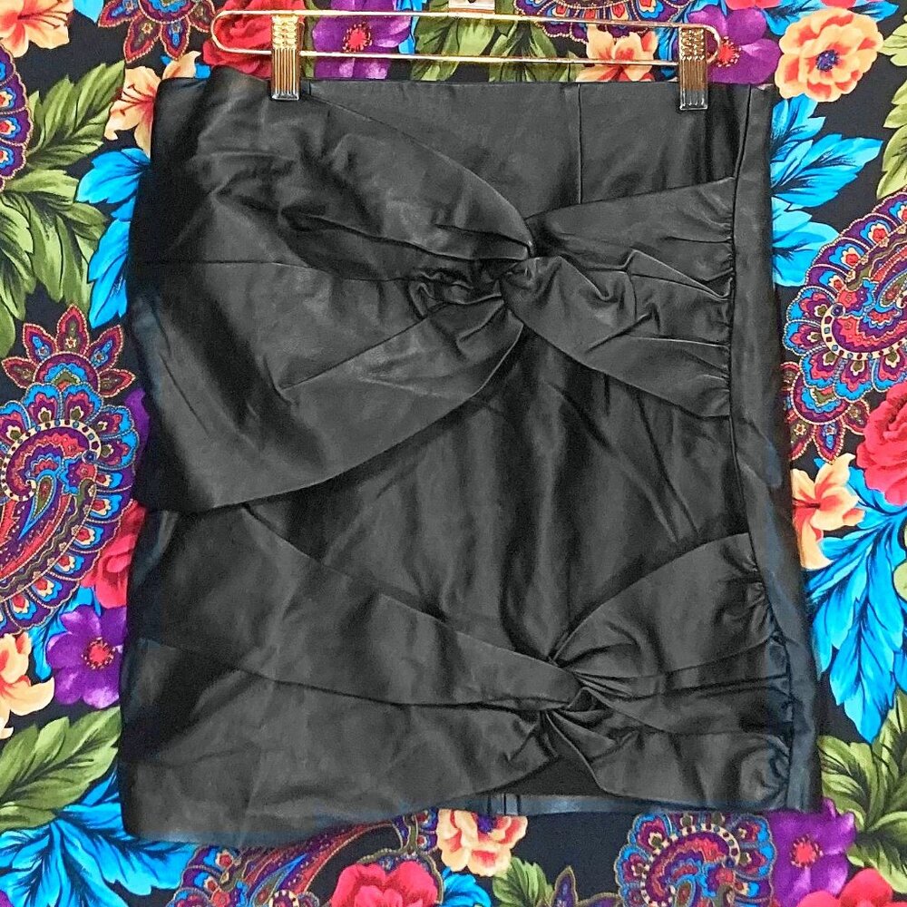 WOMEN'S GUESS LEATHER SKIRT SIZE 6 MINI SKIRT KNOTTED FAUX LEATHER BACK ZIPPER